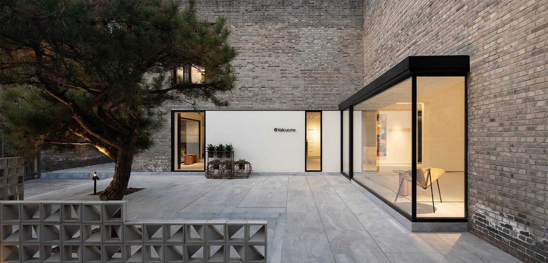 Valcucine Beijing 展厅灰砖院落入口,中央为品牌标识